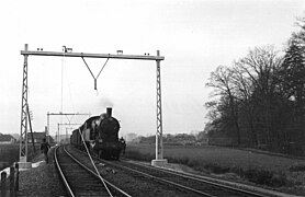 La 6106 remorque un train de marchandises sur une ligne en cours d’électrification (1952).