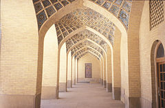 Architecture chirazie de l'époque Qajar : L'arcade de la mosquée Nasir al-Molk.