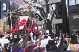 Día de fundación del estado en una de las calles de Tokio