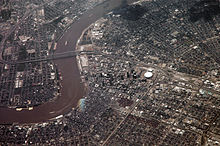 Photo aérienne du centre-ville (à droite du fleuve). Le cercle blanc est le Superdome.