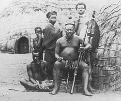 אחת התמונות הבודדות של נ'טשינגוואיו. תמונה זו צולמה ב-1879