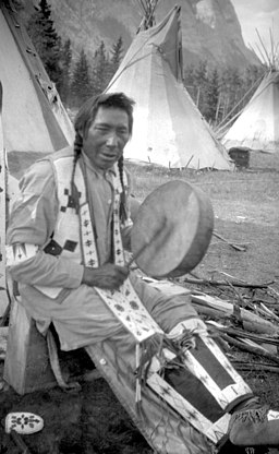 Odjindja-Tchintchan, Nakoda medicine-man, near Banff, Alberta (18309627719)
