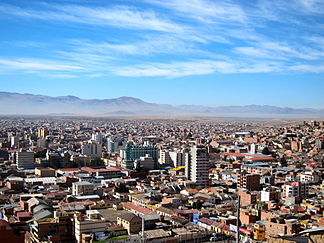 Oruro mit der Gebirgskette im Hintergrund