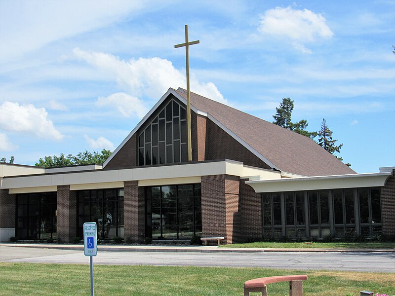 File:Our Savior Lutheran Church - Bettendorf, Iowa 02.jpg