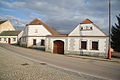 Čeština: Celkový pohled na kulturní památku, dům čp. 14 v Kdousově, okr. Třebíč. English: Overview of cultural monuments house no. 14 in Kdousov, Třebíč District.