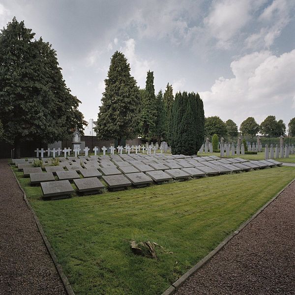 File:Overzicht grafvelden, links en rechts van het middenpad op de begraafplaats - Maastricht - 20353917 - RCE.jpg
