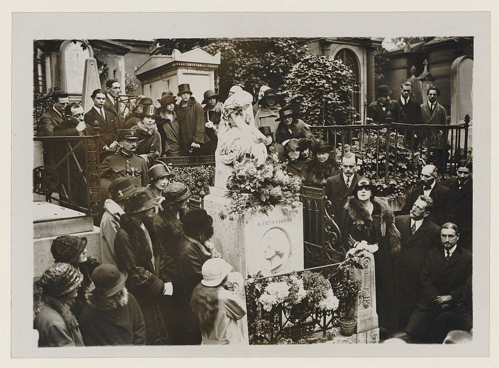 Pèlerinage sur la tombe de Chopin au Père-Lachaise vers 1920