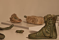 A bronze senatorial calceus discovered in Spain Pe co "calceus senatorius". Bronce..jpg