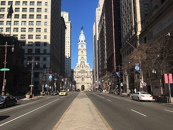 PA 611 northbound on Broad Street in Center City Philadelphia, approaching Philadelphia City Hall