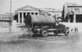 Lastebil med mange føremål brukt som spylebil i Boston i 1916.