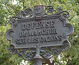 Panneau ancien « Défense de marcher sur les gazons ».