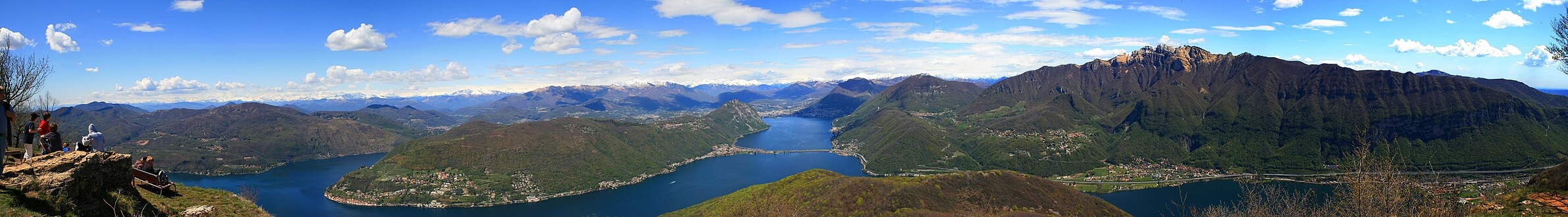 Panoramafoto mit Monte S. Agata, Wasserfällen bei Rovio, Val Scura und den Felsen unterhalb des Hauptgipfels im Massiv, a view from Monte San Giorgio