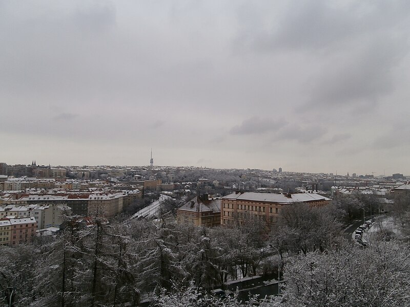 File:Panorama Prahy, Žižkovská věž.JPG