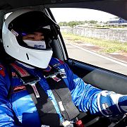 Rennfahrer Paolo Lofamia mit einem Simpson-Helm