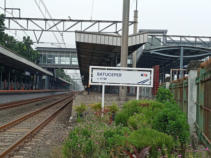 File:Papan nama Stasiun Batuceper, 2021.jpg