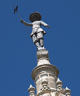 Escultura de Pedro Mato, “el Arriero”, en lo alto de la catedral de Astorga (León, España).