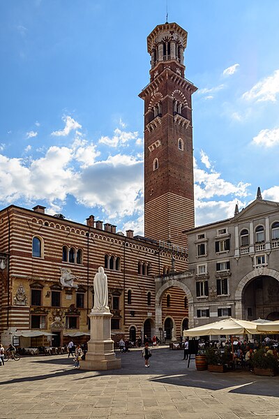 File:Piazza dei Signori (Verona)2.jpg