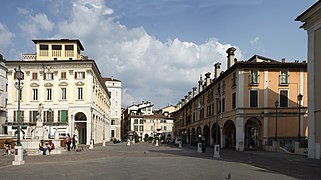 La piazza vista verso est. A sinistra palazzo Beretta e la fontana dell’Abbondanza