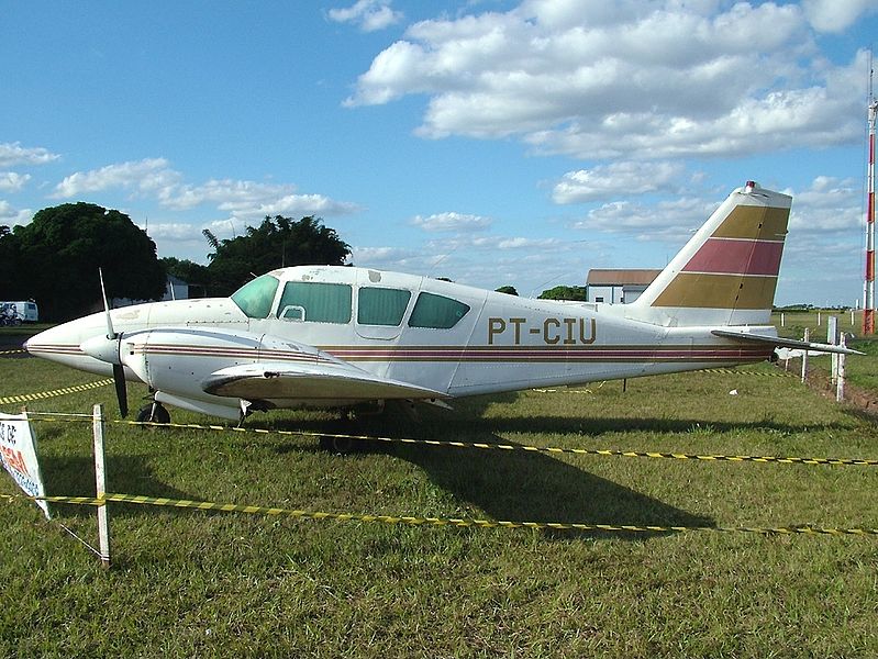 File:Piper PA-23-250 Aztec AN0864458.jpg