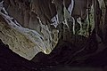 Deutsch: Pirogoshi-Höhle: kleine Sinter-Vorhänge mit Grafitti vom Eingang beleuchtet English: Pirogoshi cave: small sinter curtains with grafittis lit from the entrance Shqip: Shpellë Pirogoshi (source name: dscRX008596_Pirogosh-Höhle_-_Licht_vom_Eingang.jpg)