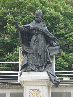 Pope Benedict XV statue.jpg