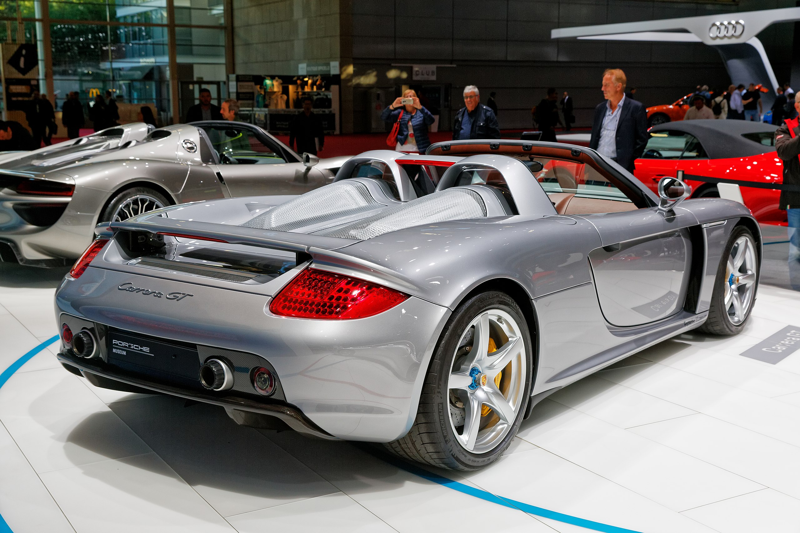 Porsche Carrera GT ganha pintura do catálogo da Ferrari - Motor Show