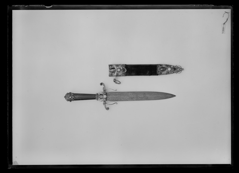 File:Prydnadsdolk, 1800-tal med samhörande balja nr 4854 - Livrustkammaren - 60413.tif