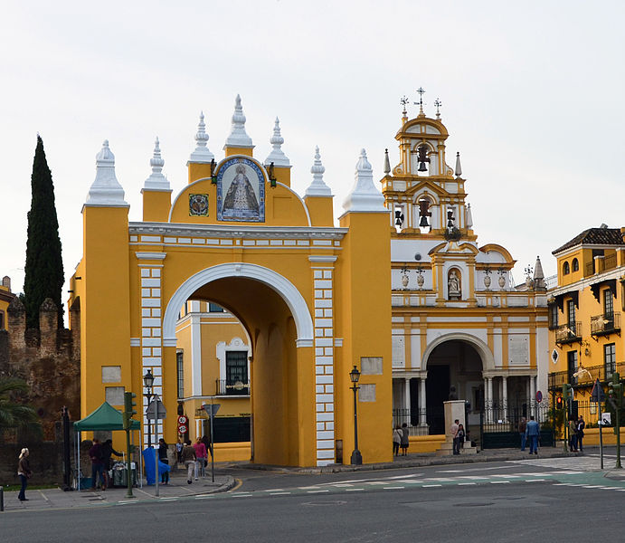 File:Puerta de la Macarena (1).jpg