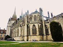 Photographie du chevet d'une cathédrale gothique, avec le mur extérieur d'une chapelle rayonnante et le haut vaisseau central au-dessus