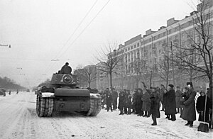 English: Soviet troops head to front lines after 1941 Red Square parade Русский: После военного парада 7 ноября 1941 года – на фронт