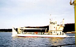 Raskaskuljetusalus Ursus Hiittisten saaristossa 15.5.1989.