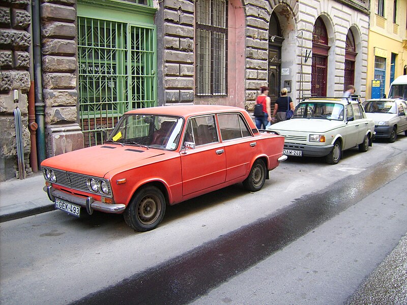 File:Red Lada 1500 (2103) + Wartburg in Budapest (6689617547).jpg