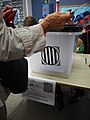 Osoba głosująca w Guinardó w Barcelonie