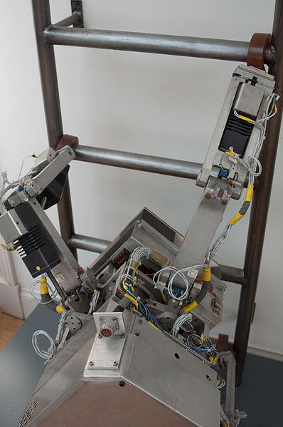 File:Robot ecureil 1990 - Musée des arts et métiers.jpg