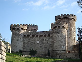 La forteresse Rocca Pia, à Tivoli, en Italie, érigée de 1458 à 1461 sur ordre du pape Pie II, dont elle tire son nom. (définition réelle 3 072 × 2 304)
