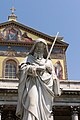 Statue des Paulus im Atrium der Basilika