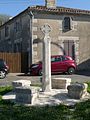 Français : Croix, place de la chapelle, les Riffauds, Ruelle, Charente, France