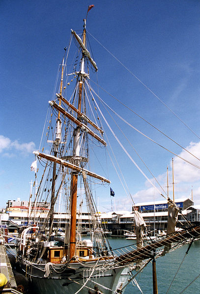 File:Søren Larsen at Auckland dock (2000).jpg