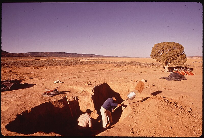 File:SKLLED NAVAJOS CARRY OUT ARCHAELOGICAL EXCAVATIONS. THE DIG IS A PROJECT OF THE MUSEUM OF NORTHERN ARIZONA - NARA - 544158.jpg