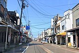 本町通りの雁木（手前）やアーケード（奥）。かつてはこの本町通り沿いに百貨店・GMSのまるよしが立地していた。左端に写る6階建ての「東映ムービル」では2000年頃まで映画館が営業していた[10]（2020年4月）