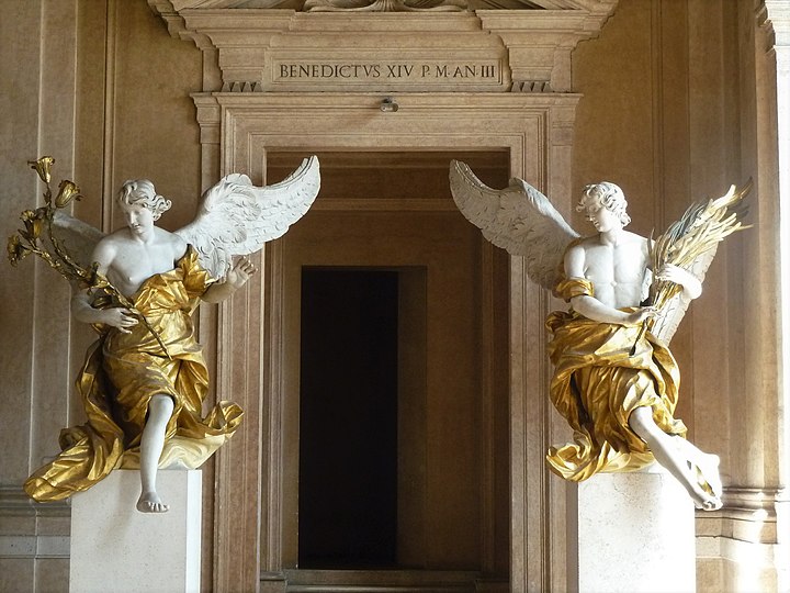 Engelenbeelden in de loggia naast de doorgang naar de pauselijke vertrekken van Paulus V.