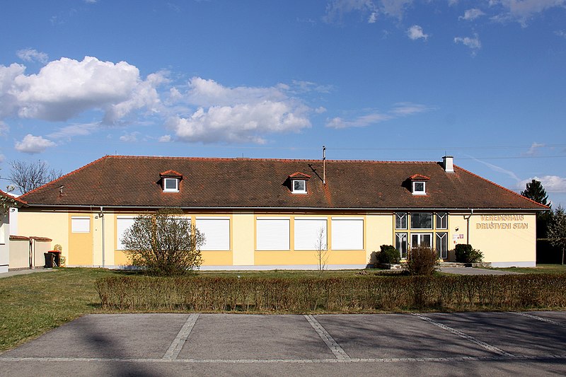 File:Schandorf - Clubhouse (01).jpg