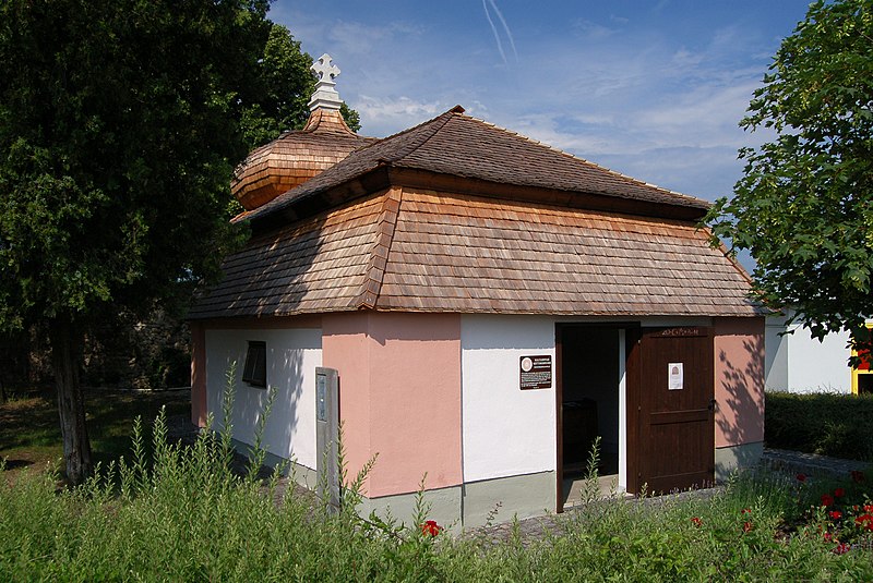 File:Schutzmantelkapelle 2, Kottingbrunn.jpg