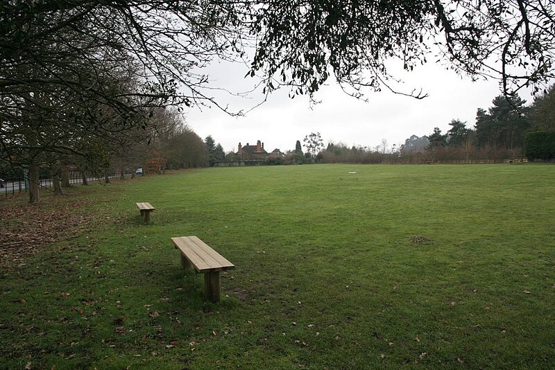 File:Seats in the park - geograph.org.uk - 1715855.jpg