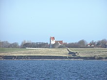 Vue de l'église de Sejerø depuis la mer.