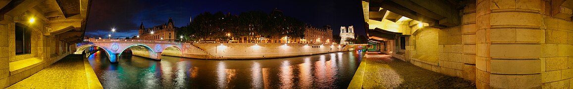 Vue panoramique à 180 degrés de la Seine près du pont Saint-Michel (à gauche) et de Notre-Dame (à droite de l'image).