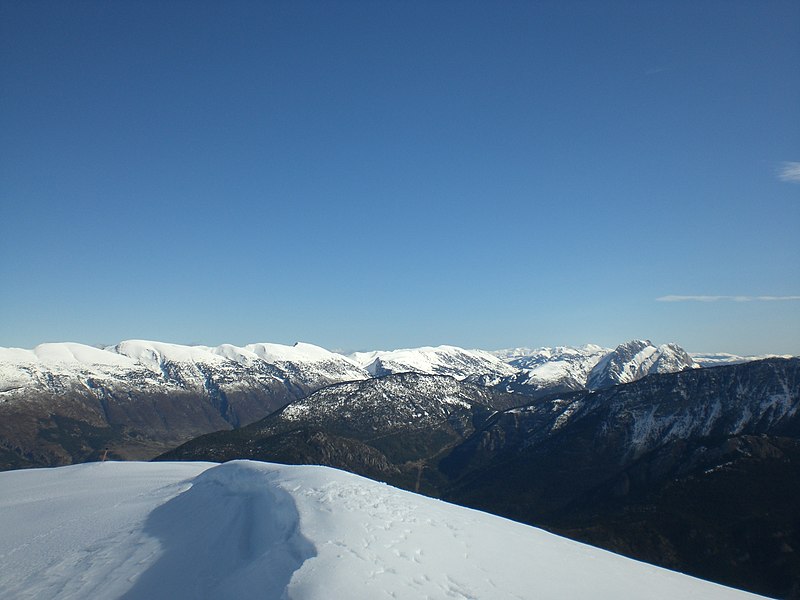 File:Serra del Cadí i Pedraforca des del cim del Tossal d'Estivella (març 2011) - panoramio (1).jpg