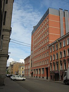 Comienzo de la calle Shamshevaya (vista desde la calle Bolshaya Pushkarskaya).  El edificio del cubo rosa a la derecha es un hotel en el territorio del antiguo gimnasio Vvedenskaya