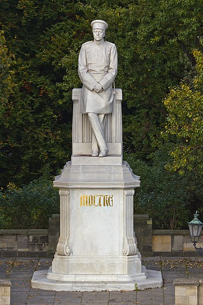 File:Siegessaeule Aussicht 10-13 img1 Moltke Statue.jpg