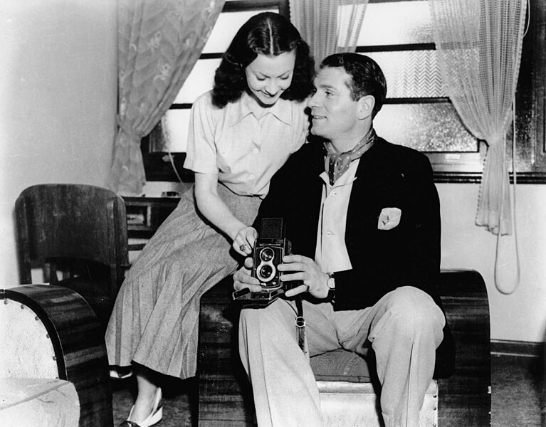 File:Sir Laurence Olivier and Vivien Leigh on holiday in Queensland (3190855694).jpg